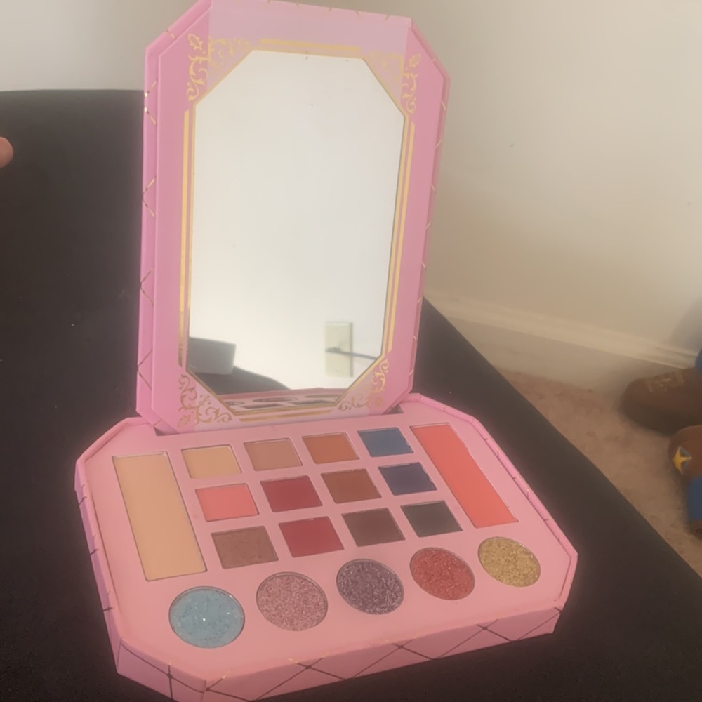 Eyeshadows palette - Picture 2 of 2